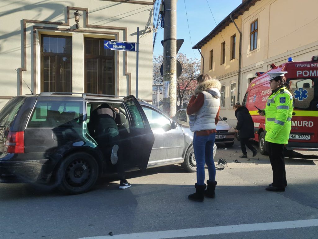 Accident în Pitești! O fată de 18 ani, transportată la spital