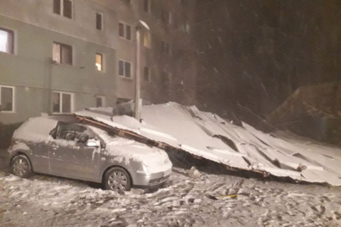 VIDEO! Acoperișuri luate de vânt la Câmpulung! Mai multe mașini avariate