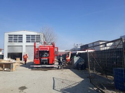 Arde o hală de prelucrare a lemnului, la ieşirea din Piteşti