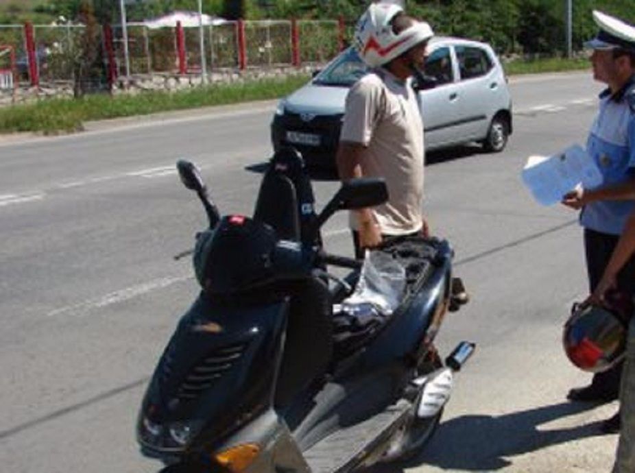 Pericol public! Prins beat și fără permis, pe un moped neînmatriculat