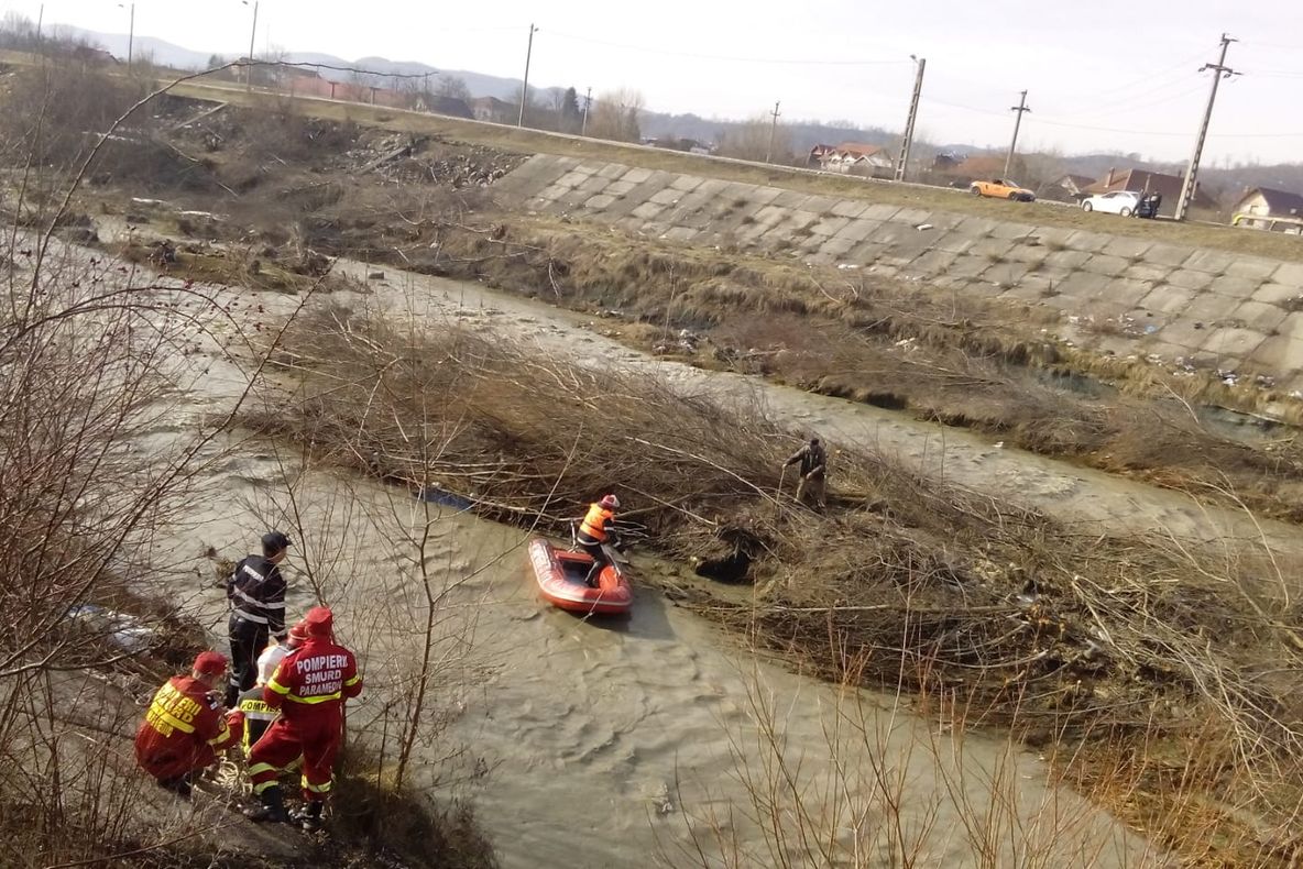 VIDEO! Bărbat de 81 de ani captiv între ape, la Curtea de Argeș!
