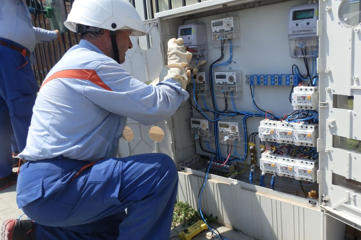 Angajat al unei societăți de distribuție a energiei electrice, acuzat de înșelăciune