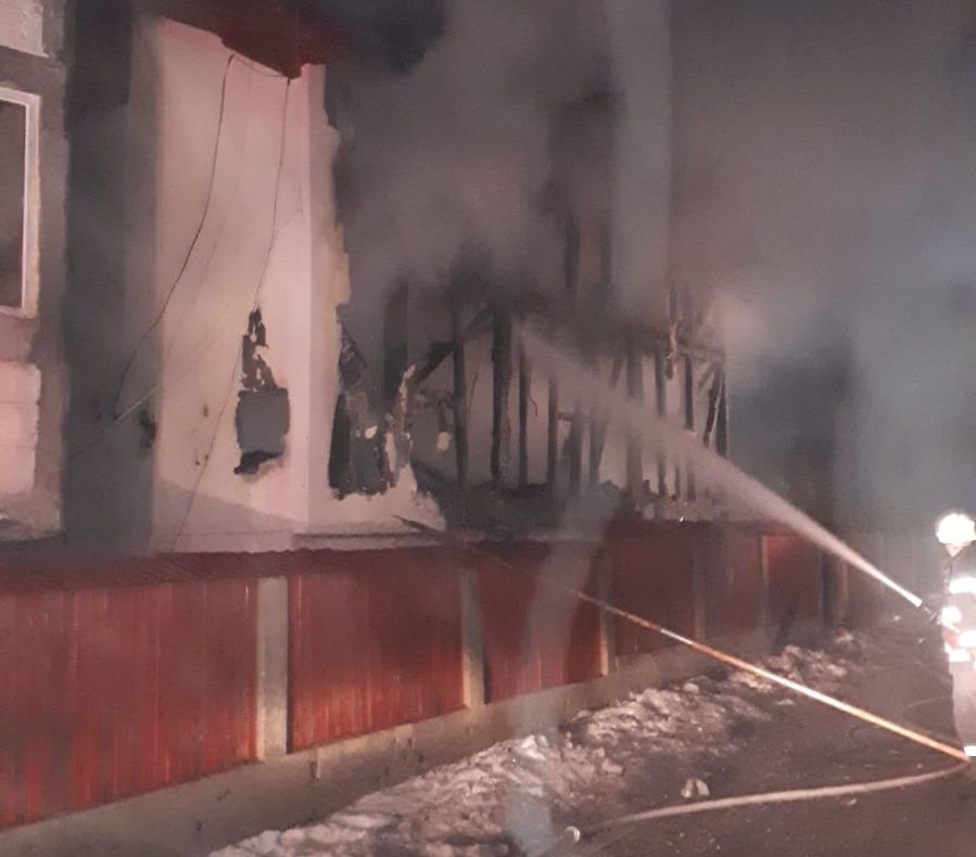 Casă distrusă de flăcări la Arefu! Intervenția pompierilor a durat 5 ore