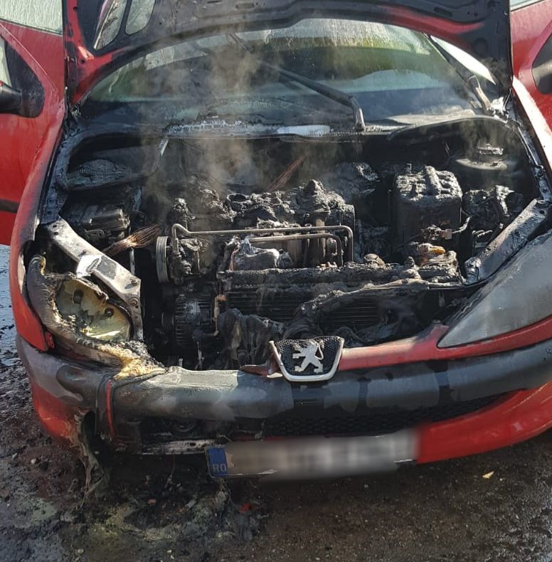 Un autoturism a luat foc în mers, la Bascov. Șoferul s-a salvat la timp