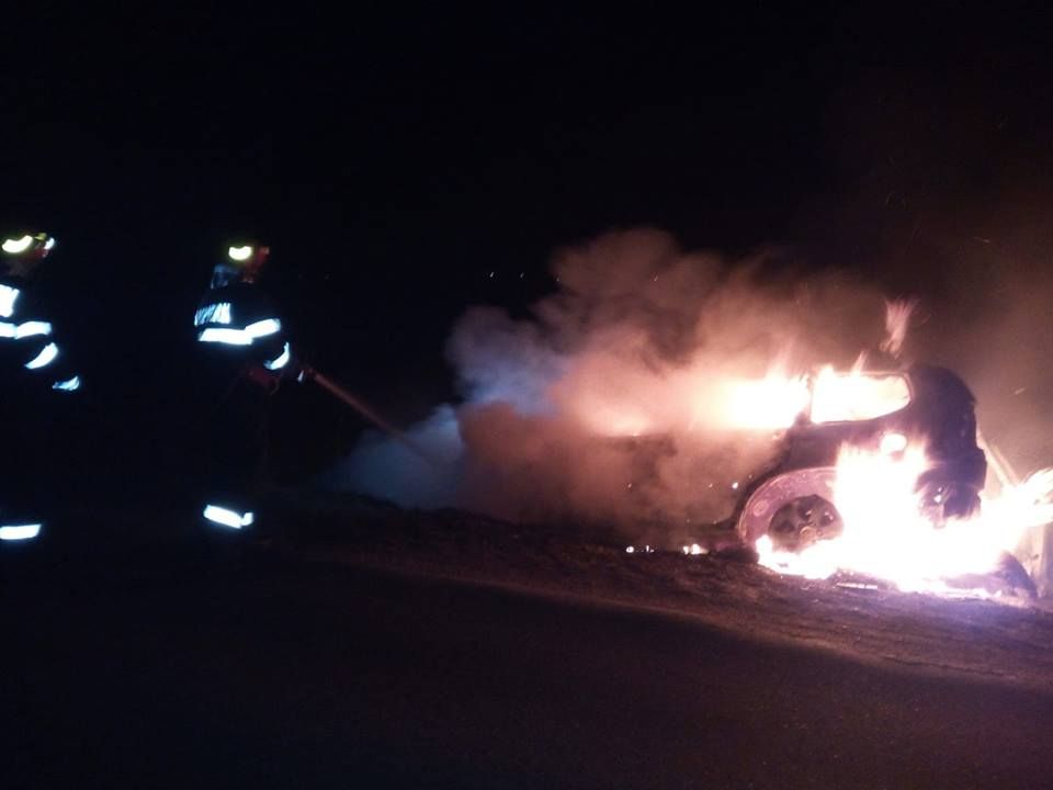 Video-Şoferul beat a dat foc maşinii de zeci de mii de euro!