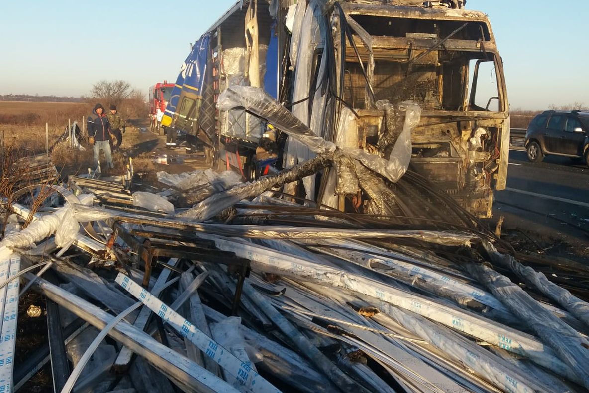 Un TIR încărcat cu termopane a ars pe Autostrada A1 București - Pitești