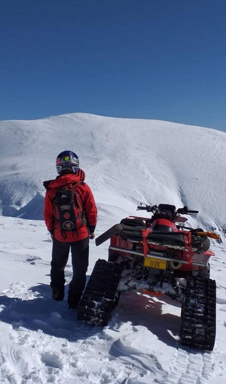 Turiști blocați pe creasta muntelui! Salvamontiștii au intervenit cu ATV-ul