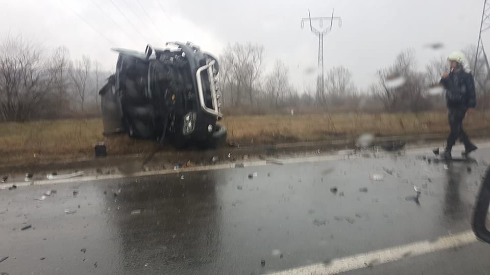 Video-Accident cu două victime pe Depozitelor! O mașină s-a răsturnat