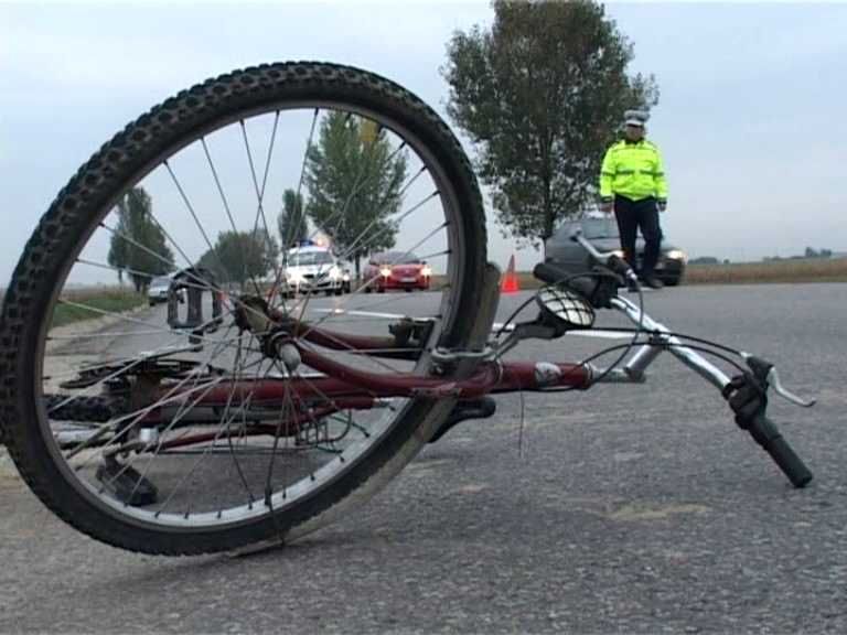 Biciclist inconștient după ce a căzut, la Ungheni, pe DN 65A