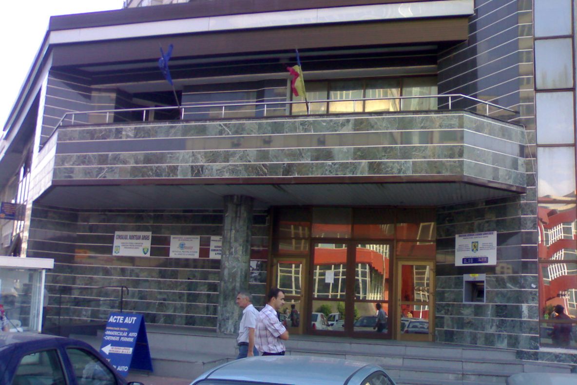 Conflict între angajaţi şi director, la Evidenţa Persoanelor Argeş