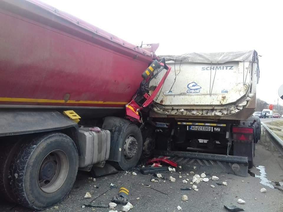 Două camioane s-au izbit violent la Stâlpeni, pe DN 73!