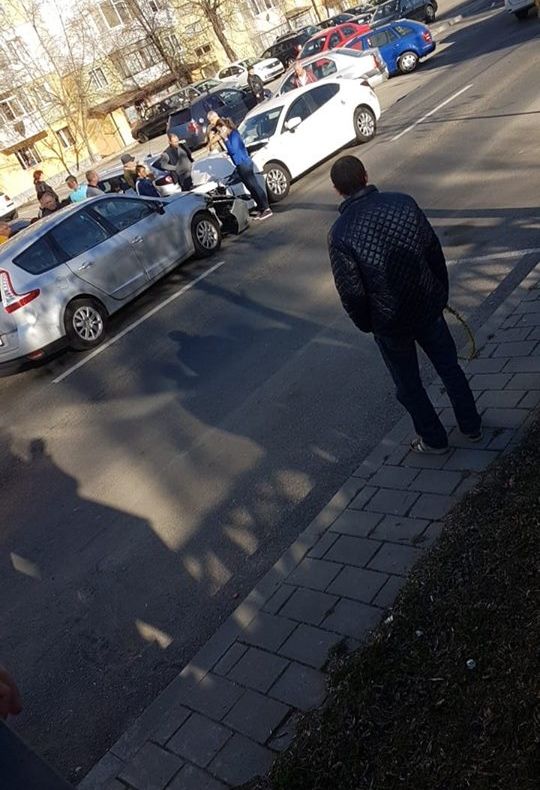 Accident cu două şoferiţe în faţa Colegiului Odobescu
