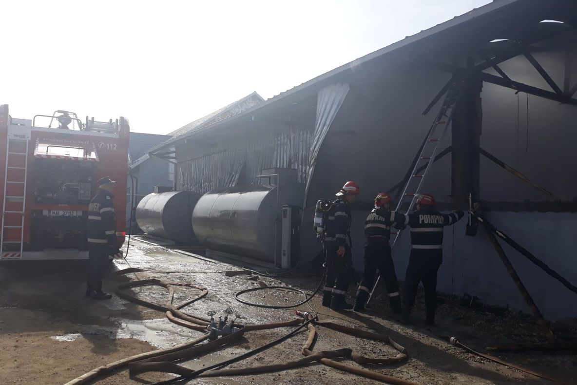 VIDEO! Incendiu la o hală de reparații utilaje agricole din Slobozia
