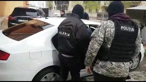 Liderii grupării, în arest! Trei suspecţi reţinuţi în dosarul valutei false