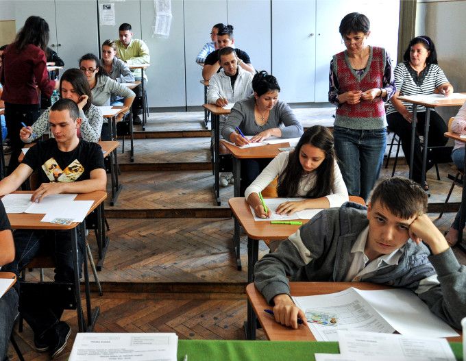 Peste o mie de absenţi la simularea de BAC! Liceenii dezinteresaţi!