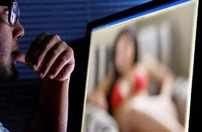 Tânără şantajată de iubitul "virtual", cu imagini fierbinţi!