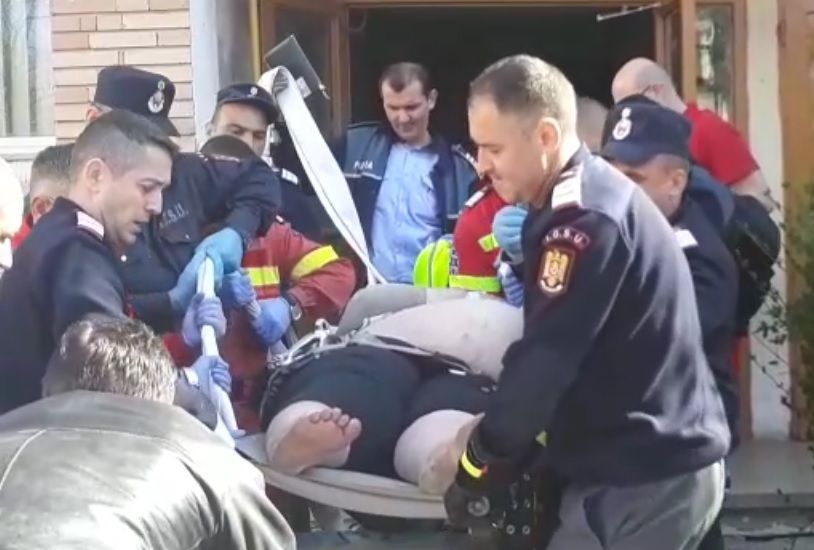 Femeie supraponderală, coborâtă cu targa de la etajul 4