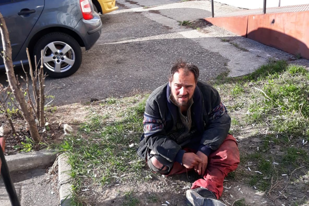 Panică în Prundu! Un individ care flutura un cuțit i-a speriat pe trecători