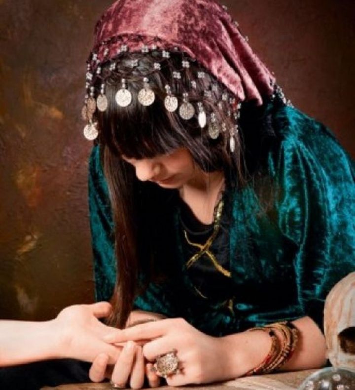 „I-a ghicit viitorul” și s-a ales cu bucăți de hârtie în loc de bani