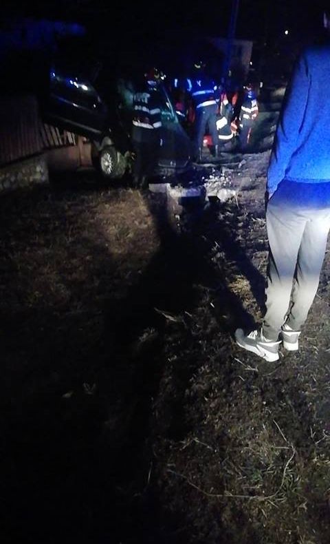 Patru tineri răniți grav în accident la Budeasa, din cauza vitezei