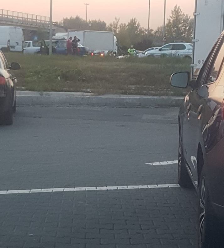 Pieton lovit pe trecere, în zona Podul Viilor, de un șofer neatent