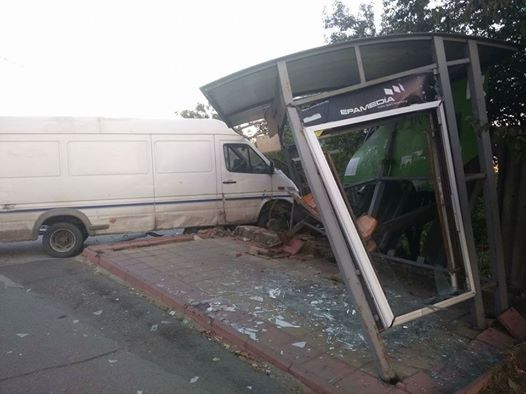 Un TIR a distrus o stație de maxi taxi! Șoferul era sub influența alcoolului