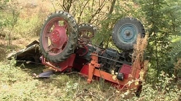 A murit după ce s-a răsturnat cu tractorul pe un câmp