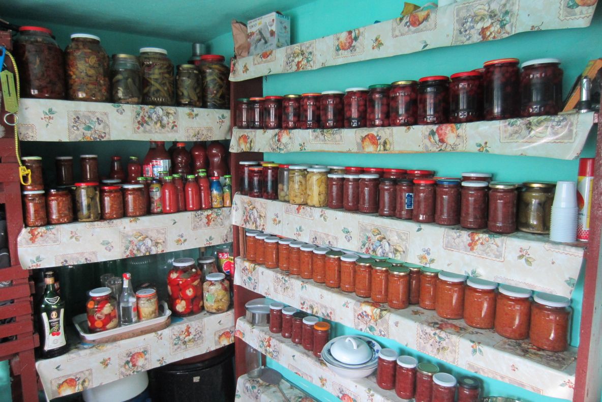 Hoţii au furat murături după ce au dat atacul la un beci!