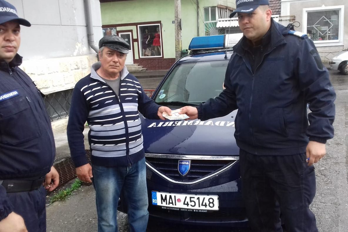 Jandarmii i-au înapoiat banii uitaţi la bancomat!