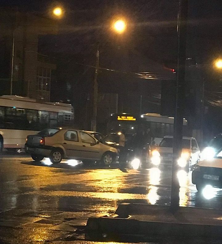 Nu a acordat prioritate şi a rănit o femeie! Şi-a distrus BMW-ul