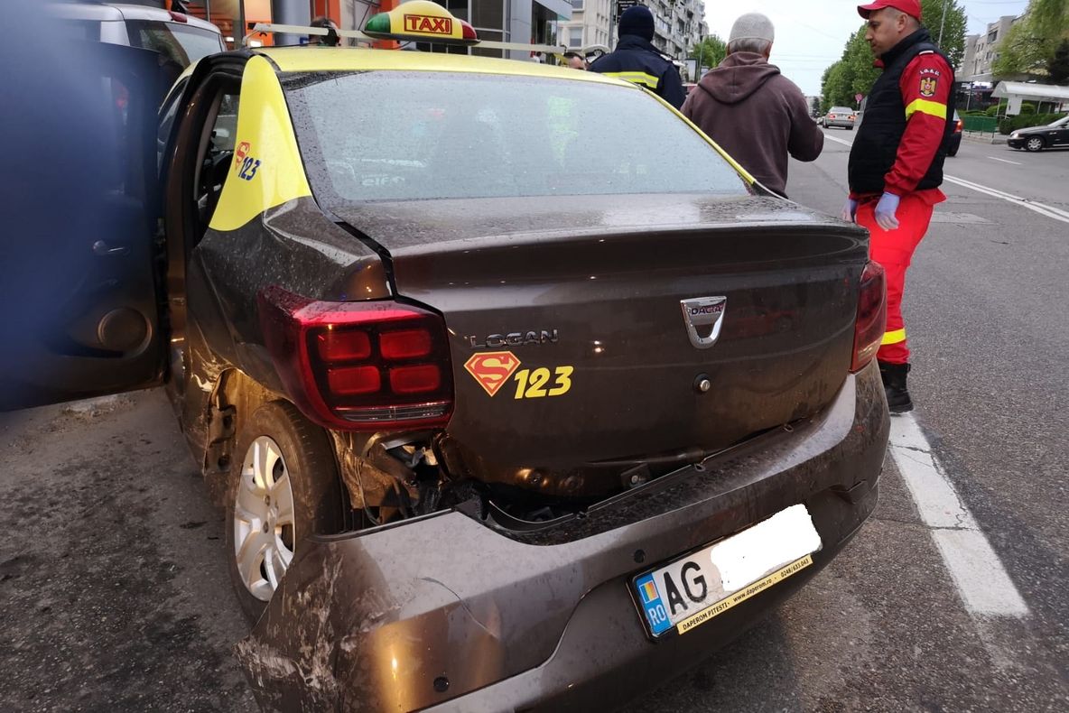 Taximetrist rănit într-un accident în care niciun șofer nu e vinovat
