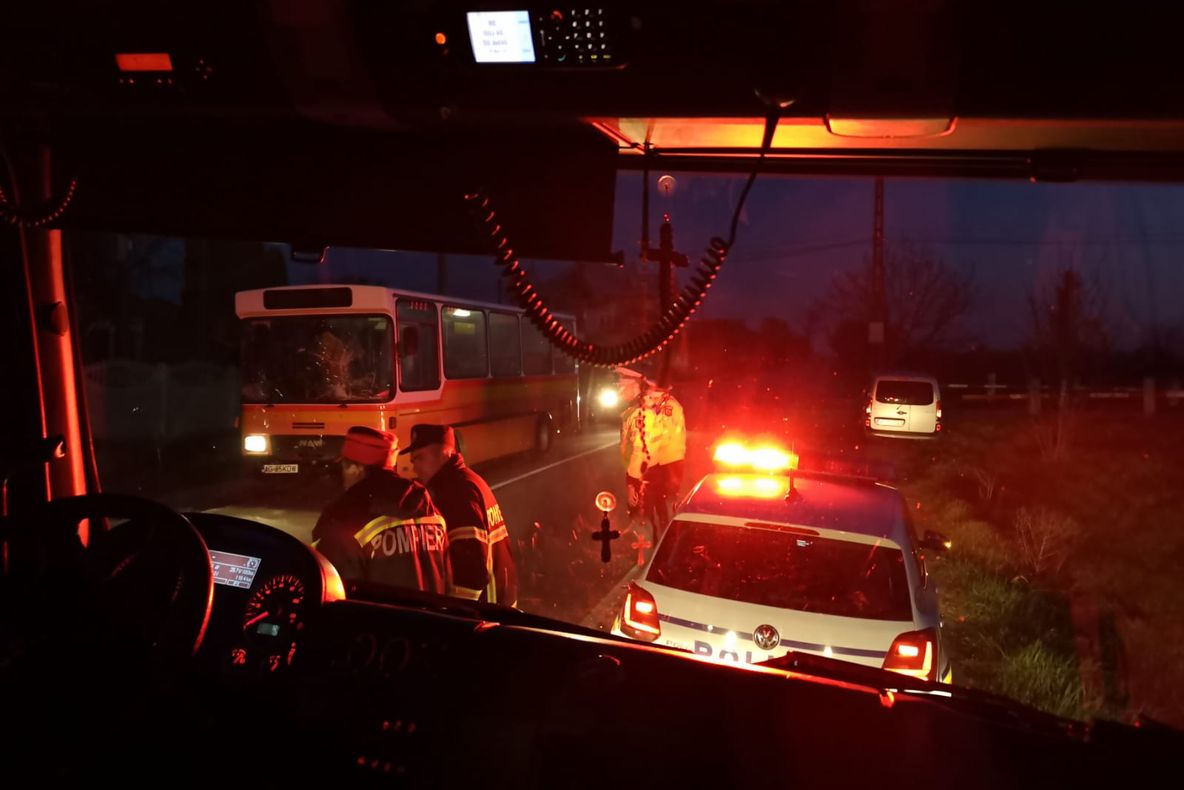 Accident între un autobuz și un microbuz. Un șofer de 73 de ani, vinovat