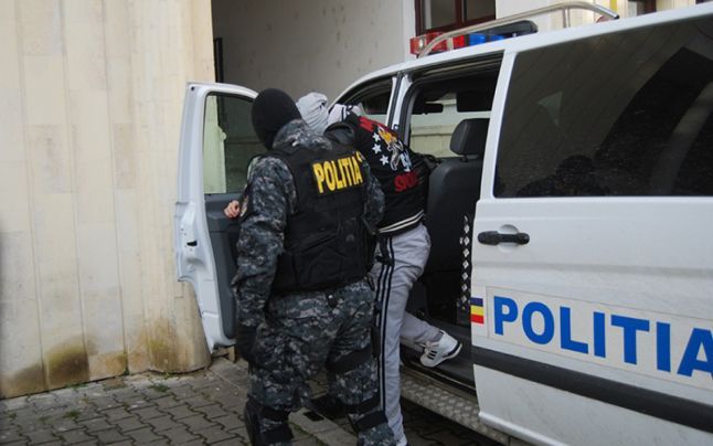 Au fost reţinuţi 12 proxeneţi, în dosarul prostituţiei, în Argeş!