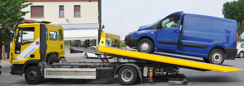 Tânăr fără permis, la volanul unei mașini tractate de un șofer beat