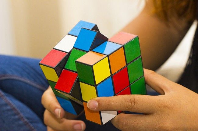 Mii de cuburi Rubik reținute la vamă! Urmau să ajungă la Pitești