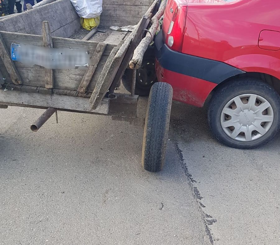 Căruțaș inconștient de… beat! O căruță a intrat într-o mașină parcată