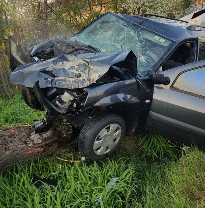 A adormit la volan! Și-a făcut mașina zob