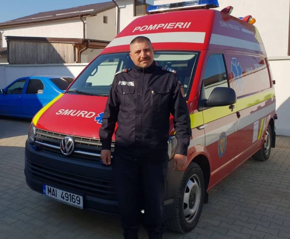 Un pompier a intervenit voluntar la un accident! A ajutat la extragerea pasagerilor