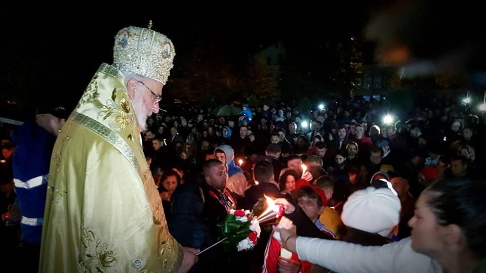 Mii de oameni, la slujba de Înviere la Catedrala Arhiepiscopală din Curtea de Argeş