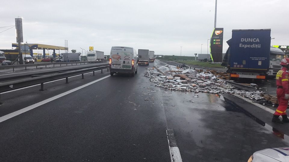 A1 spălată cu bere! Tone de alcool irosit, spre dezamăgirea trecătorilor