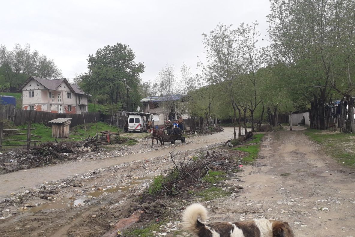 Ambulanțe blocate de viitură, la Păuleasca! Salvatorii au nevoie de ajutor!