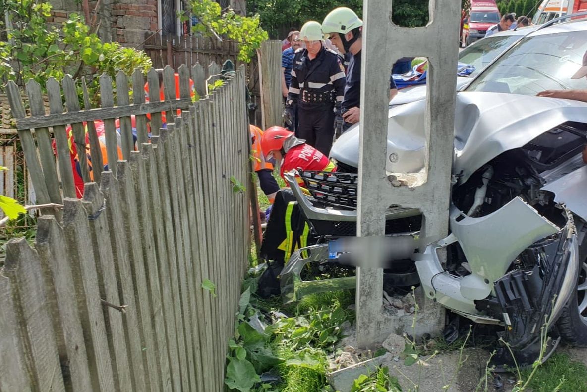 Bătrână strivită pe bancă de o maşină scăpată de sub control