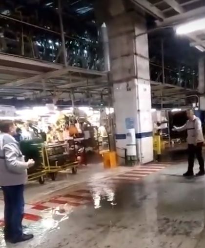 Video – Plouă în secția Montaj de la Uzina Dacia de la Mioveni