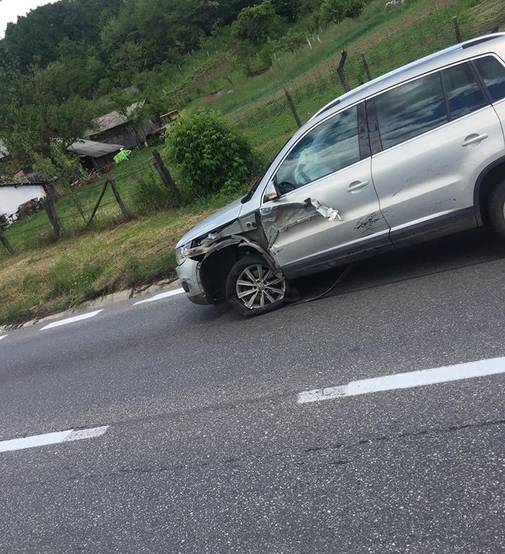 Trei maşini s-au lovit la Drăganu! Trafic blocat parţial