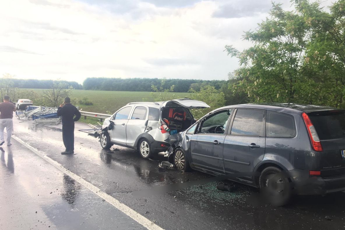 Accident cu patru maşini pe DN 65! Şofer de TIR vinovat!