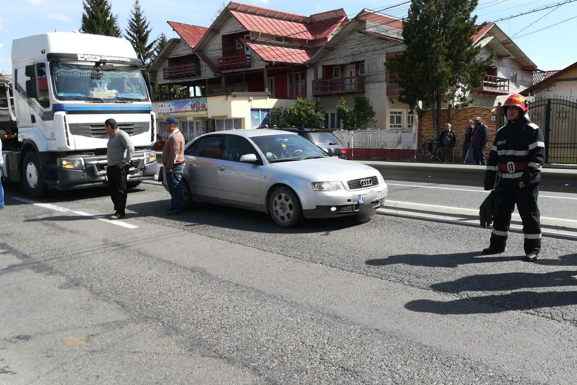 Accident între un TIR și un autoturism! O femeie și o minoră, transportate la spital