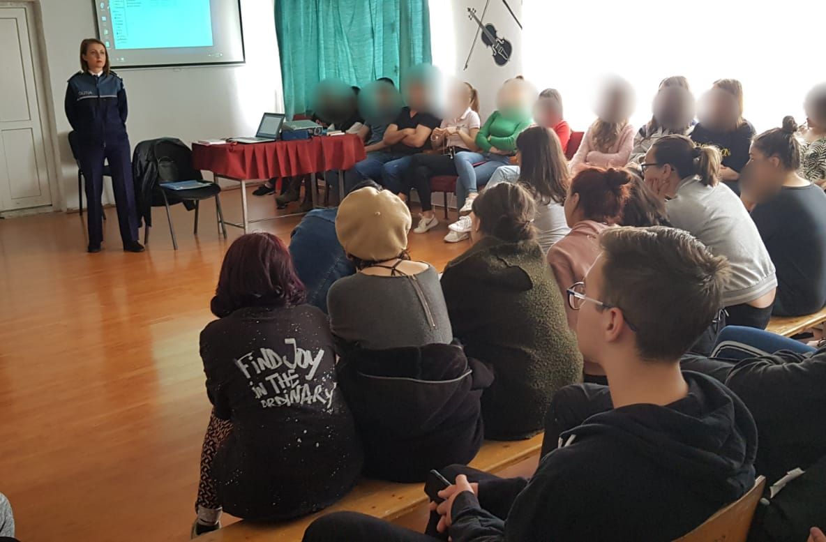 Polițiștii, în dialog cu elevii argeșeni despre traficul și consumul de droguri
