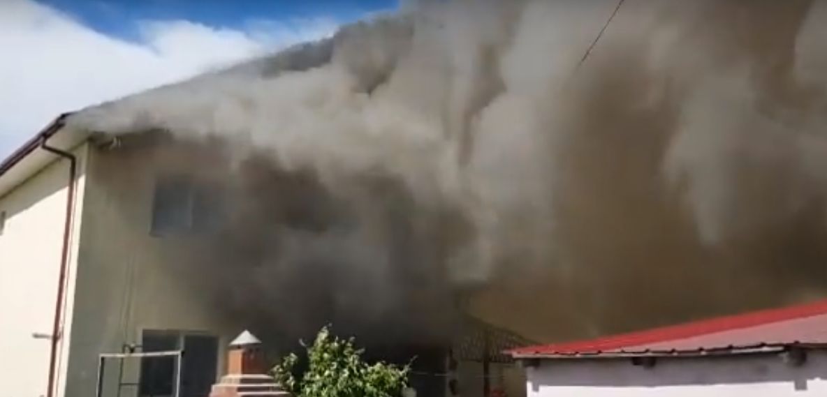 VIDEO! Incendiu puternic la Albota: au ars o anexă și acoperișul unei case