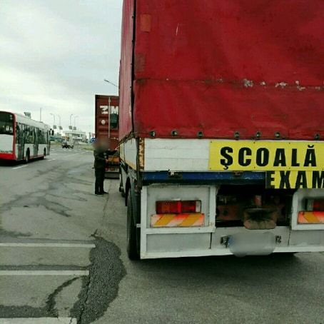Instructor beat pe camionul de şcoală! Era cu elev