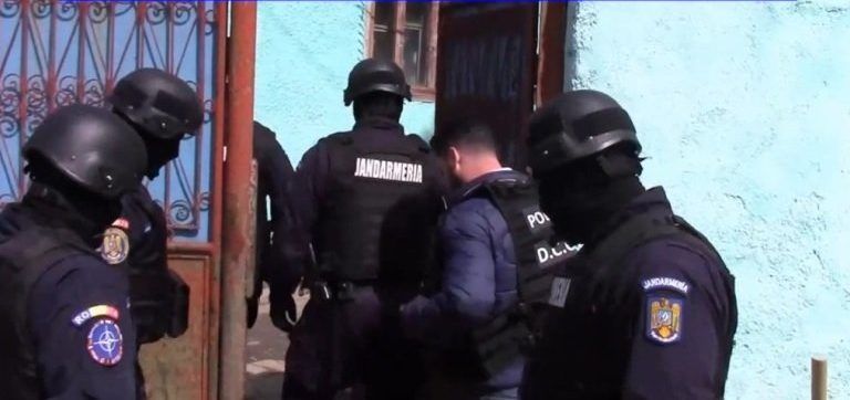 Jandarm agresat de suspect la percheziţii, trimis la un spital din Bucureşti
